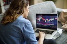 woman looking at stock chart on laptop